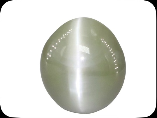 cats eye chrysoberyl showing chatoyance