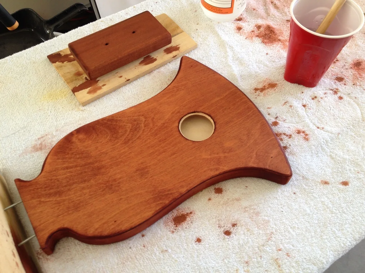 Handmade lyre construction: applying the cinnamon color