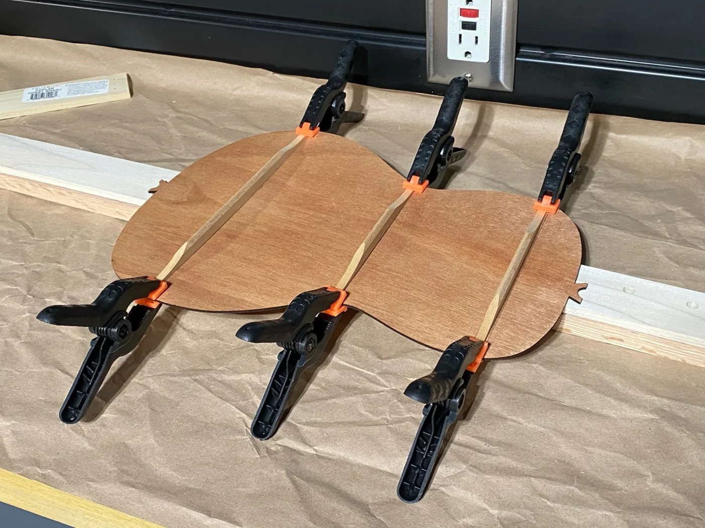 Pug-a-lele construction: clamping the soundboard