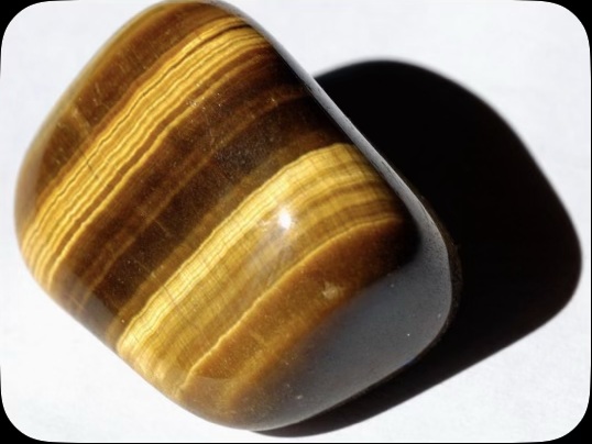 tigers eye showing chatoyance